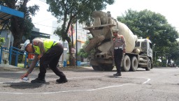 Tekan Angka Lakalantas Satlantas Nganjuk Tandai Lubang Jalan di Akses Nasional