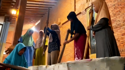 Tabuh Lesung Sampai Makan Nasi Liwet Tradisi Ritual Gerhana Bulan di Jombang