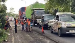 Jelang Lebaran, Jalan Nasional yang Rusak Parah di Jombang Dilakukan Perbaikan