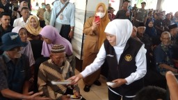 Gubernur Khofifah Salurkan Bansos Rp 8,7 Miliar di Nganjuk
