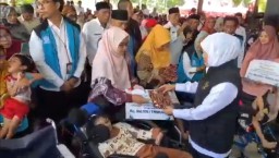 Khofifah Salurkan Bansos Rp 13 Miliar ke Jombang, Bantu 30 Drum Aspal untuk Mudik Aman