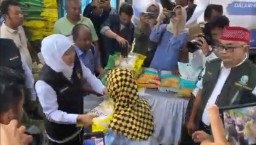 Antusias Warga Jombang Berebut Pasar Murah Jelang Lebaran, Khofifah Bagikan Beras Gratis untuk Lansia