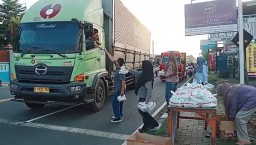 Pengacara Muda Kertosono Turun ke Jalan, Bagi Takjil Gratis Bikin Hati Jadi Hangat