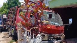 Sopir Ngantuk, Truk Elpiji Labrak Tiga Rumah Warga di Nganjuk