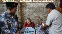 Hunian Layak untuk Lansia Sakit, Kang Marhaen Serahkan Bantuan RTLH Kepada Nenek Tuminah
