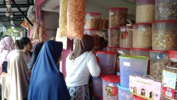 Jelang Lebaran, Lapak Kue Kiloan Nganjuk Pakai Sistem Antrean