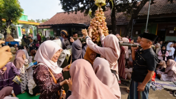 Berebut Gunungan Ketupat, Warga Kepuh Bener Ngalap Berkah di Tradisi Kupatan