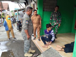Satpol PP Kabupaten Kediri Evakuasi ODGJ Mengamuk yang Membawa Senjata Tajam