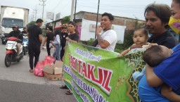 Paguyupan Pengusaha Kafe Karaoke Guyangan dan Morobahu Bagikan 500 Paket Takjil di Perempatan Arum Dalu