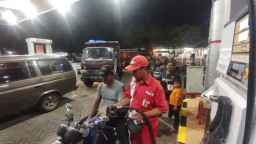 Takut Harga Naik, Warga Nganjuk Padati SPBU Candi, Antrean Pertalite Mengular Sampai Jalan Raya