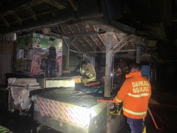 Gegara Anak-anak Bermain Petasan, Kios di Pasar Warujayeng Ludes Terbakar