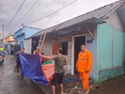 Hujan Deras Disertai Angin Kencang Porak-porandakan Kota Blitar, 39 Rumah Rusak
