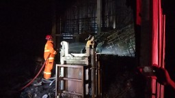 Gudang Rongsokan Terbakar, Kerugian Capai Rp350 Juta, Damkarmat Nganjuk Kerahkan 3 Armada