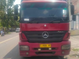 Aksi Heroik Personel Polsek Baron Selamatkan Nyawa Pengendara yang Tabrak Bak Belakang Truk