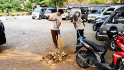 Semarak Sambut HUT ke-1089, Disperindag Nganjuk Gelar Kerja Bakti Massal di Kantor Hingga Pasar