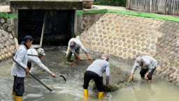 Cegah Banjir, URC Drainase PUPR Nganjuk Bersihkan Sampah dan Lumpur Sungai Maria