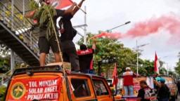 Panas..! Tuntut Cabut Blokir Barcode, Ratusan Sopir Padi Comonity Kediri-Nganjuk Demo Pertamina di Surabaya 