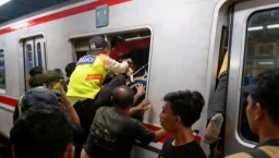 Di Atas Puing Rel Bekasi Timur Menhub Janji Perbaiki Sistem KAI