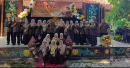 SMPN 1 Tanjunganom Gelar Bazar & Fashion Show