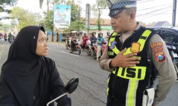 Suami Sakit, Nekat Bermotor ke Pati Tanpa Helm, Anggota Satlantas Polres Nganjuk Terenyuh