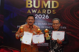 Kado Spesial HUT Nganjuk! BPR Anjuk Ladang dan Kang Marhaen Borong Piala di Top BUMD Awards
