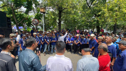 Ratusan Karyawan PT Jaker Demo di DPRD Nganjuk, Tuntut Hak yang Tak Kunjung Cair