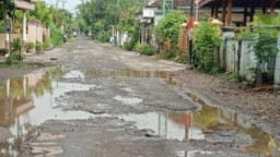 Jalan Rusak 4 Tahun di Pace Sebabkan Kecelakaan, Warga Ancam Tanam Pohon Pisang