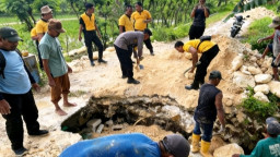 Jembatan Poros Lamongan Ambrol, Polisi dan Warga Bahu - Membahu Memperbaiki