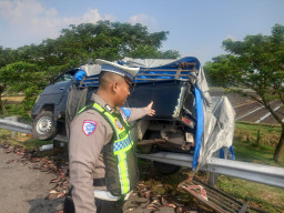 Sopir Ngantuk, Truk Tabrak Pick Up Muatan Ikan hingga Terguling di Tol Nganjuk
