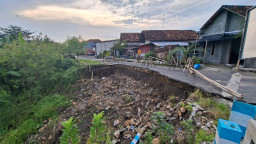 Jalan Aspal di Kedungdowo Nganjuk Amblas 50 Meter, Bibir Longsor Hanya 1 Meter dari Rumah Warga
