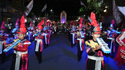Harmoni Bumi Anjuk Ladang, Jayastamba Street Marching Band, Memukau Ribuan Warga 
