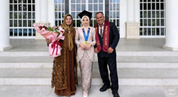 Haru dan Bangga! Mayang Putri Pangesti Wisuda di Unair, Mbah Carik Betet & Keluarga Bersujud Syukur