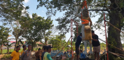 Jaga Keasrian Lokasi Baru, Polres Nganjuk Bantu Pasang Patung & Bersihkan Makam Pahlawan Marsinah