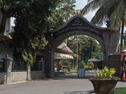 Dampak OTT KPK, Pendopo Tulungagung Tutup, Warga Kecewa Tak Bisa Lihat Kebun Binatang