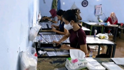 Harga Plastik Meroket, Omzet Usaha Sablon di Jombang Anjlok 50 Persen