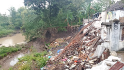 Rumah Buruh Pabrik di Nganjuk Ambruk Terseret Arus Sungai