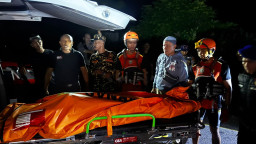 Medan Ekstrem & Gelap Gulita, Tim SAR Evakuasi Jenasah Terdampar di Bawah Tebing Pecatu