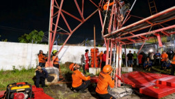 Tim SAR Berhasil Evakuasi Seorang Pemuda yang Naik Tower BTS di Sidoarjo 