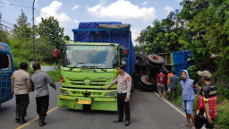 Mengerikan! Truk Merosot di Tanjakan Manyung, Kernet Tertimpa, Gandengan Terbalik