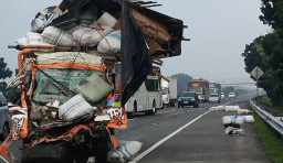 Maut di Tol Jomo, Diduga Sopir Ngantuk, Truk Paket Hantam Dump Truck, Dua Nyawa Melayang