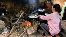 LPG Langka & Harga Melambung, Warga Jombang Kembali ke Tungku Kayu Bakar