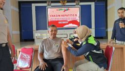 Jaga Kondisi Tetap Prima, Polres Nganjuk Gelar Vaksinasi Hepatitis B untuk 189 Personel