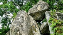 Menelusuri Watu Gandul, Saksi Bisu Erupsi Gunung Pandan yang Penuh Misteri