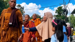 Kedamaian di Kota Santri, Indahnya Toleransi Saat Warga Jombang Sambut Puluhan Biksu Asia Tenggara