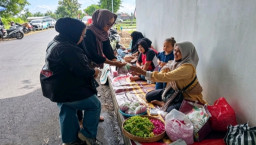 May Day di Makam Marsinah, Omzet Penjual Bunga Melonjak 3 Kali Lipat 