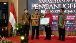 Malam Anugerah Disnaker Nganjuk, Bupati Marhaen Serahkan Penghargaan Hubungan Industrial Terbaik