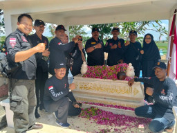 Hormat Sang Pahlawan, Grib Jaya Nganjuk Ziarah & Tabur Bunga di Makam Marsinah