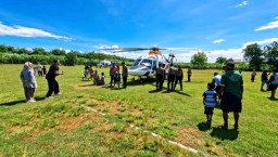Helikopter Kapolri Mendarat di Candirejo. Lapangan Jadi Wisata Dadakan, Ratusan Warga Berebut Foto & Pedagang Raup Rezek