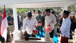 Kang Marhaen & Mas Handy Tabur Bunga ke Makam Pahlawan Marsinah