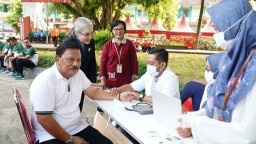 Pemimpin yang Membaur, Kang Marhaen Antre & Cek Kesehatan di Stan Puskesmas